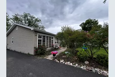 324 N Emerald Avenue, Mundelein, IL 60060 - Photo 2