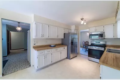 920 Macarthur Drive, Chicago Heights, IL 60411 - Photo 2