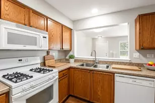 637 Lincoln Station Dr, Oswego, IL 60543 - Photo 8