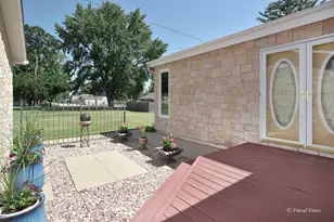 604 Bally Rd, McHenry, IL 60050 - Photo 2