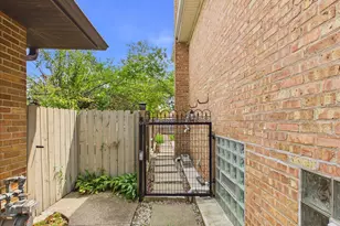 7427 Keeler Ave, Skokie, IL 60076 - Photo 10