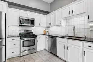 319 E Victoria Cir, North Aurora, IL 60542 - Photo 8