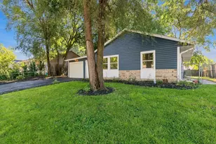 843 Navajo Dr, Carpentersville, IL 60110 - Photo 2