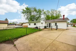 670 Lakeview Ln, Hoffman Estates, IL 60169 - Photo 2