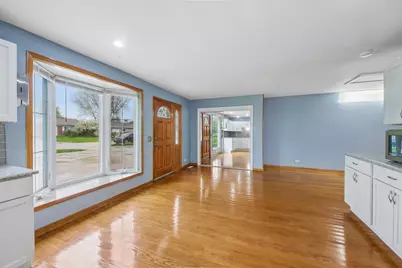 670 Lakeview Lane, Hoffman Estates, IL 60169 - Photo 8