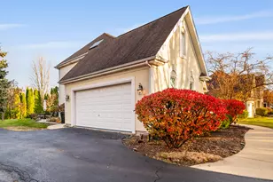 142 N Dixon Dr, Batavia, IL 60510 - Photo 2