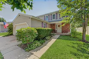 520 Dover Dr, Roselle, IL 60172 - Photo 2
