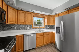 520 Dover Dr, Roselle, IL 60172 - Photo 10