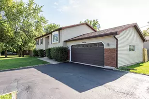 38484 N North Shore Ave, Beach Park, IL 60087 - Photo 2