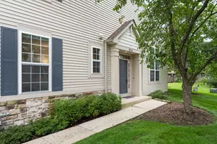 828 Amelia Ct, Grayslake, IL 60030 - Photo 2