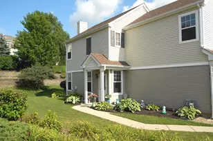 1950 Cobblestone Dr, Carpentersville, IL 60110 - Photo 2