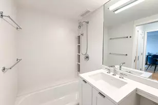 1460 N Sandburg Terrace, Chicago, IL 60610 - Photo 18