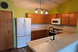 329 Silverstone Dr, Carpentersville, IL 60110 - Photo 2
