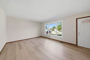 10S221 Suffield Dr, Downers Grove, IL 60516 - Photo 6