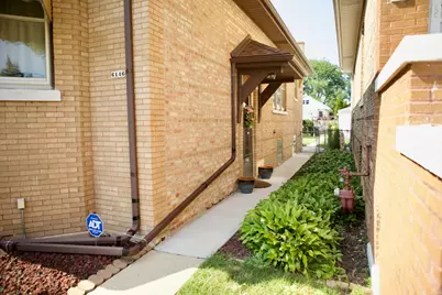 6146 W Roscoe Street, Chicago, IL 60634 - Photo 2