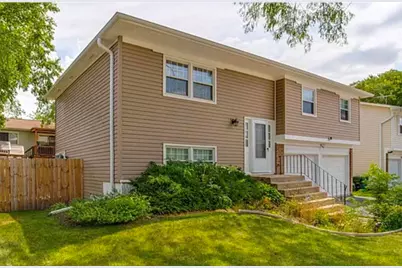 4625 Huntington Boulevard, Hoffman Estates, IL 60192 - Photo 2