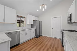 7655 Woodview Dr, Woodridge, IL 60517 - Photo 8