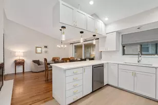 901 S Myrtle Ave, Villa Park, IL 60181 - Photo 6
