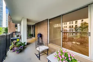 201 E Chestnut St, Chicago, IL 60611 - Photo 18