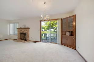216 Brittany Dr, Streamwood, IL 60107 - Photo 6