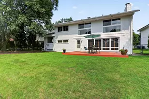 282 Stonegate Rd, Clarendon Hills, IL 60514 - Photo 16
