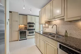 200 E Delaware Pl, Chicago, IL 60611 - Photo 12