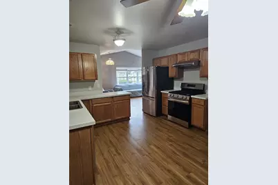 335 B Warren Street #B, Somonauk, IL 60552 - Photo 4