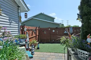 1525 Southport Ct, Zion, IL 60099 - Photo 2
