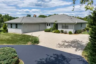 195 Clover Hill Ln, North Barrington, IL 60010 - Photo 1