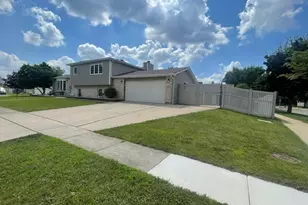 793 Six Pines Dr, Romeoville, IL 60446 - Photo 2