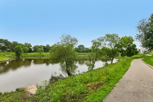 621 Woodhaven Dr, Mundelein, IL 60060 - Photo 2