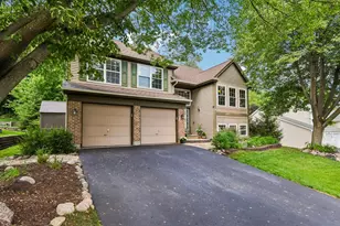 442 Harbor Dr, Carpentersville, IL 60110 - Photo 2