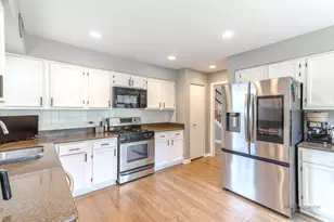935 Ridgewood Dr, Cary, IL 60013 - Photo 6