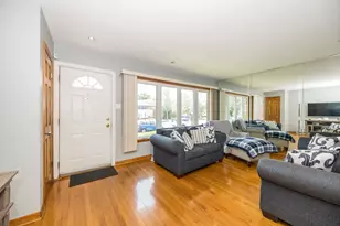 10120 S Torrence Ave, Chicago, IL 60617 - Photo 2