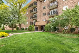 907 Curtiss St, Downers Grove, IL 60515 - Photo 1