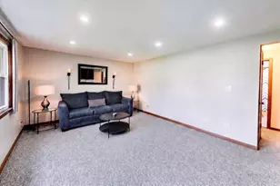 4857 W Byron St, Chicago, IL 60641 - Photo 4