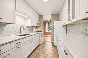2920 Roberts Dr, Woodridge, IL 60517 - Photo 2