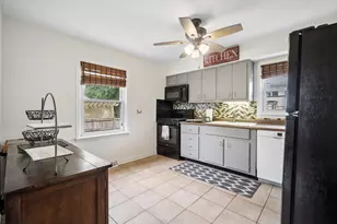 1050 E Kitson Dr, Palatine, IL 60074 - Photo 2