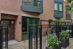 2910 N Commonwealth Ave, Chicago, IL 60657 - Photo 2