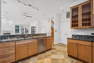 2910 N Commonwealth Ave, Chicago, IL 60657 - Photo 8