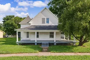 205 E Holloway St, Bismarck, IL 61814 - Photo 2