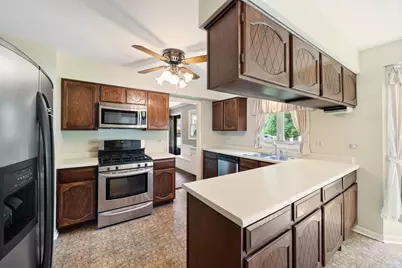 2218 N Williamsburg Street, Arlington Heights, IL 60004 - Photo 6