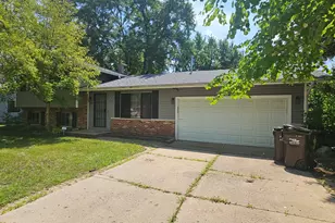 990 Camelot Dr, Crystal Lake, IL 60014 - Photo 2
