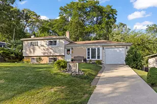 22W524 Birchwood Dr, Glen Ellyn, IL 60137 - Photo 2