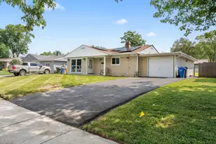 27 Cardinal Ln, Carpentersville, IL 60110 - Photo 2