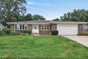 5006 W Oakwood Dr, McHenry, IL 60050 - Photo 2