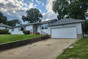 914 Oakleaf Ave, McHenry, IL 60051 - Photo 1