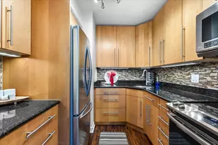 260 E Chestnut St, Chicago, IL 60611 - Photo 16