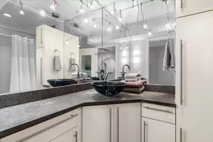 260 E Chestnut St, Chicago, IL 60611 - Photo 14