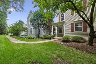 748 Tree Top Ln, Crystal Lake, IL 60014 - Photo 2